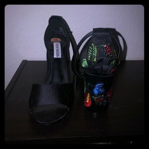 COPY - Steve Madden black heels with floral patch…
